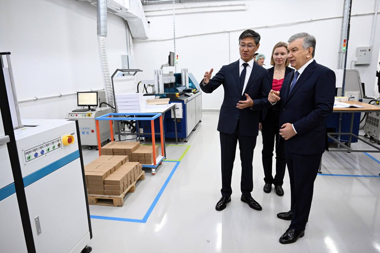 Президент ознакомился с проектом по производству микропроцессорных модулей в Ахангаране