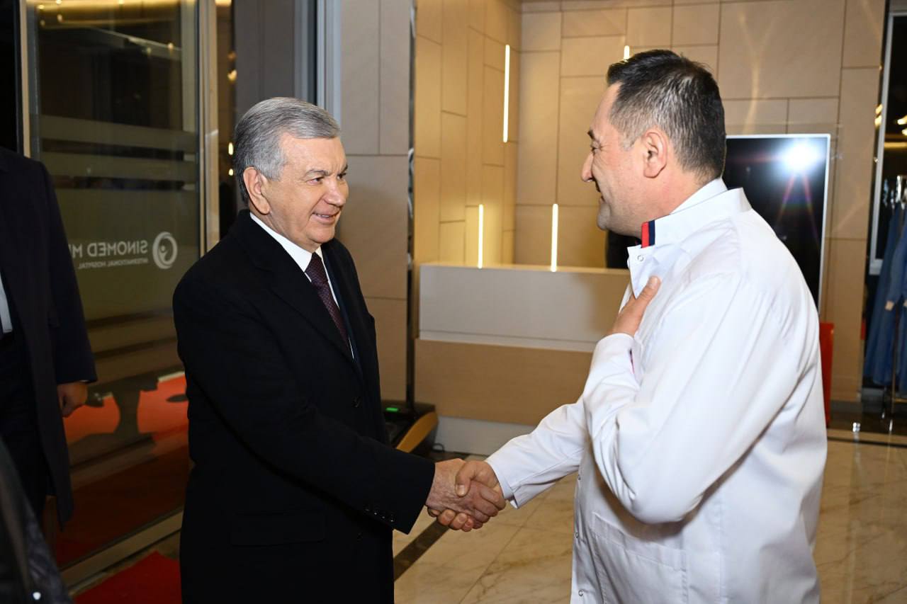 Президент посетил современную клинику в Алмазарском районе