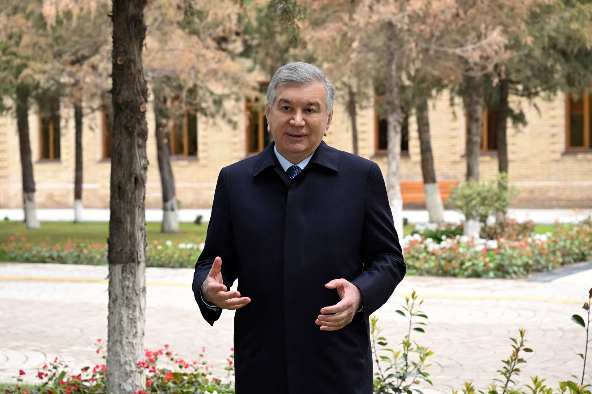  President meets with youth in Samarkand