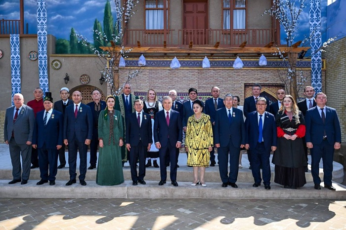 The President meets with representatives of various nationalities living in Uzbekistan