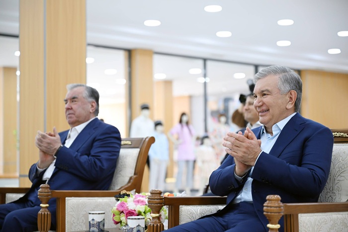 Президенты Узбекистана и Таджикистана посетили современное текстильное предприятие