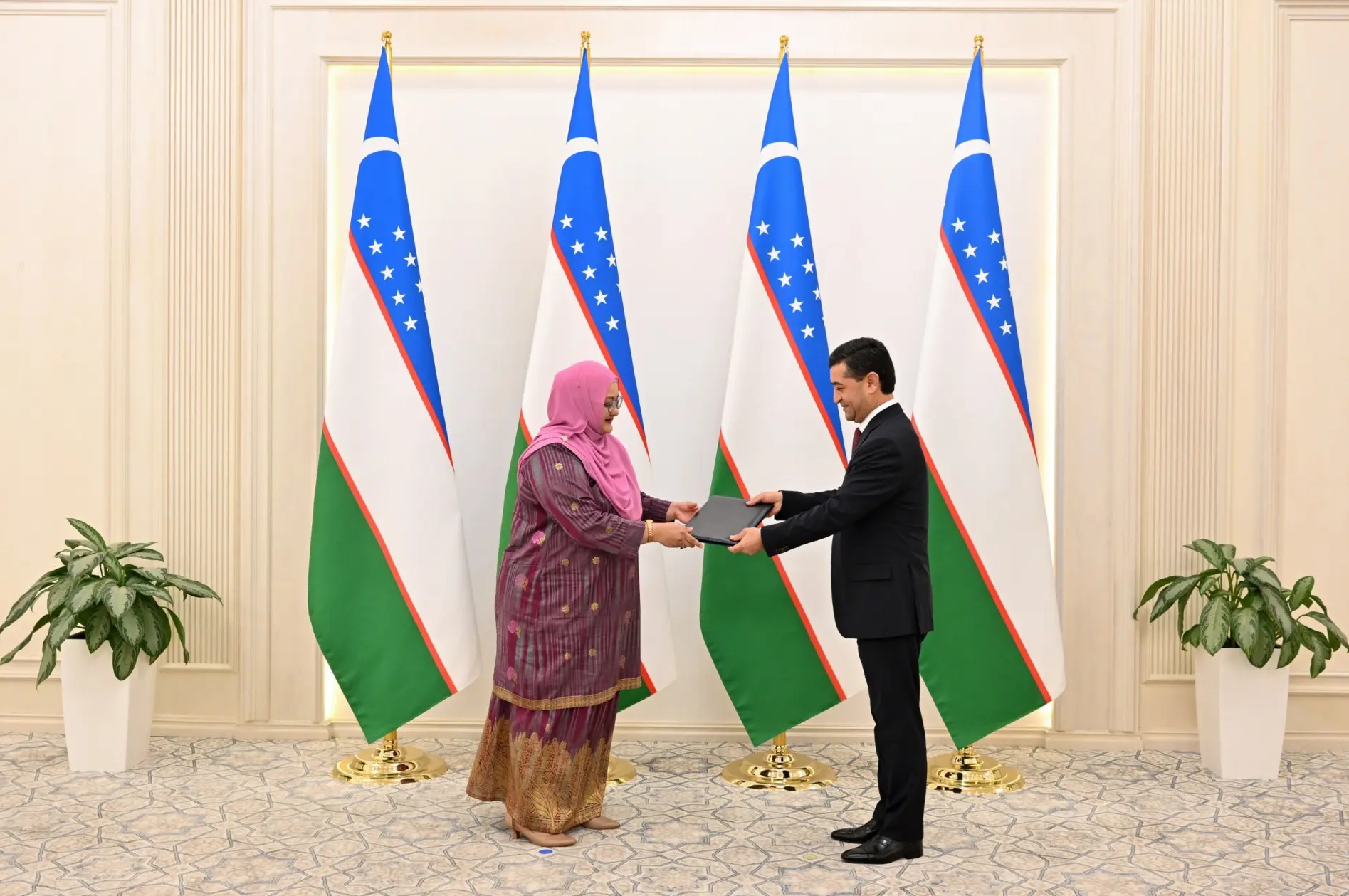 TIV rahbari Malayziyaning O‘zbekistondagi yangi tayinlangan elchisidan ishonch yorliqlari nusxalarini qabul qildi