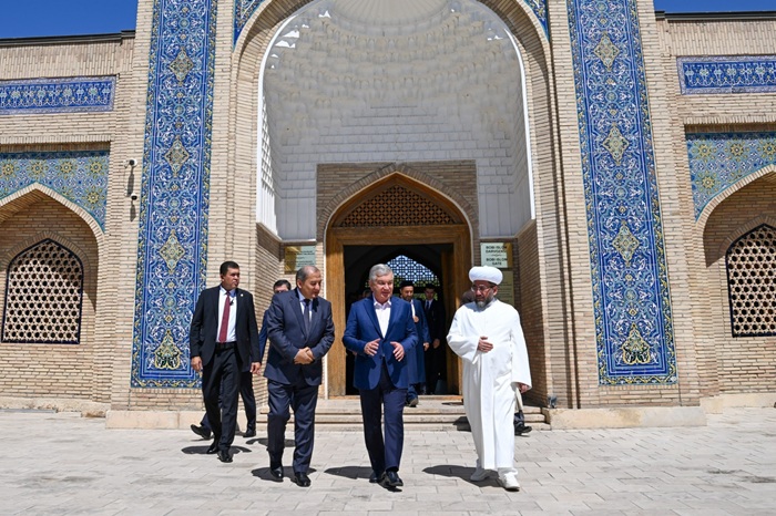 President visits Bahauddin Naqshband Mausoleum