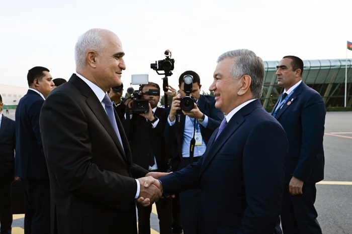 Президент Узбекистана прибыл в Баку
